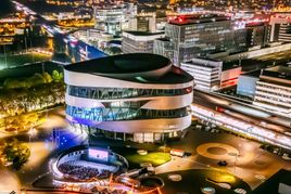 Beeindruckende Kulisse: Das Open-Air-Kino am Mercedes-Benz Museum.